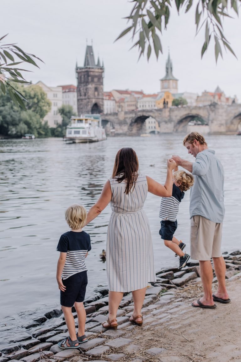 Family photoshoot with children in a Berlin park